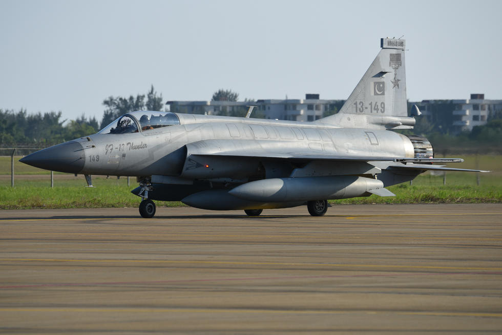 JF17战斗机缓缓驶入停机坪