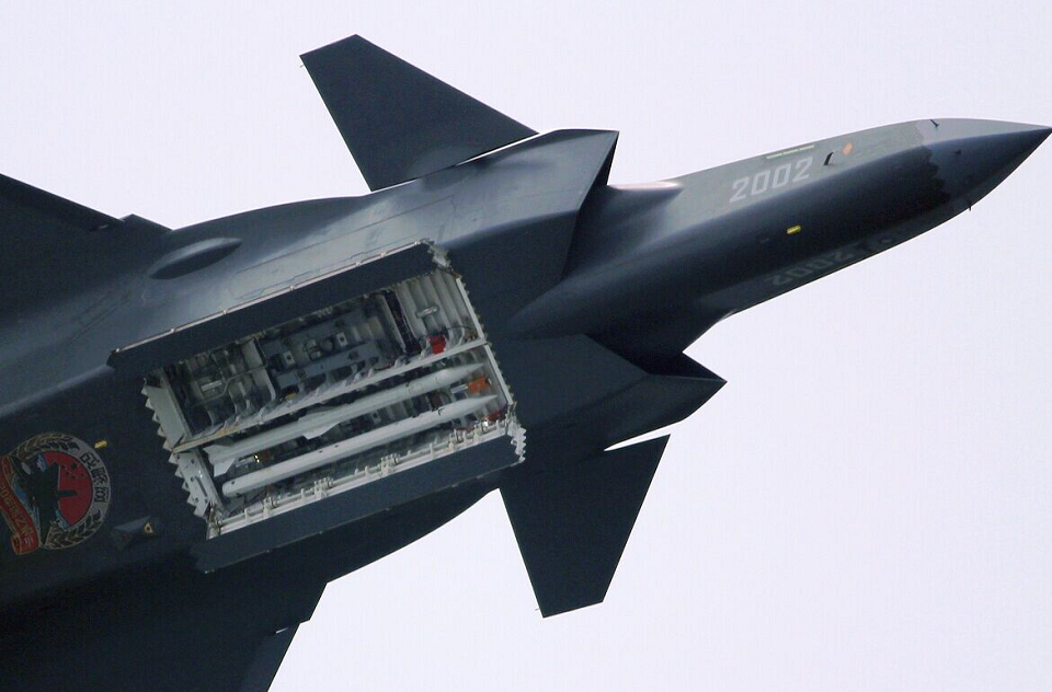 歼20的弹舱空间在未来完全有能力实现6+2设计